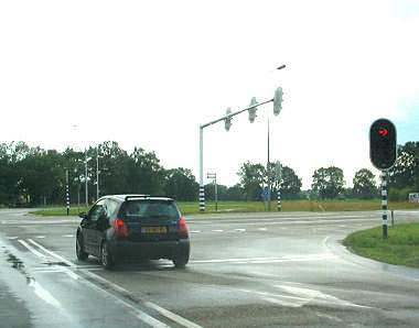Verkeerd voorsorteren en door rood rijden!